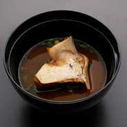 新鮮な魚のあらを使ったあら汁です。