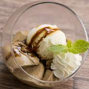 当店自慢のデザートです。北海道産牛乳を使用した自家製コーヒー牛乳プリンです。