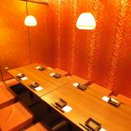 間接照明に照らされた店内は、しっとりとした空間。日頃の疲れを忘れおくつろぎください。
