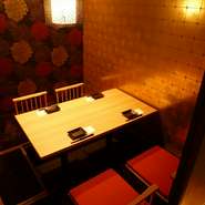 ひっそりとした隠れ家的な個室空間があります。細部にまで気を使ったインテリアや間接照明が温かな空間を演出。静かな空間でいただく美食の数々に、身も心も癒されます。