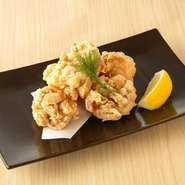 老若男女問わず、大好評な人気メニュー。シェフが一から丁寧に調理してくれ、外はカリッと中はジューシーな仕上がりになっています。口中にジュワッと肉の旨味が広がり、いつもとは違う特別な味わいです。