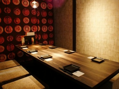 和の伝統とモダニズムが融和した空間で、プレミアムなひとときを