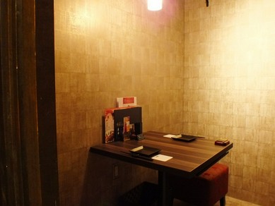 2人きりの個室でロマンティックなディナーデート