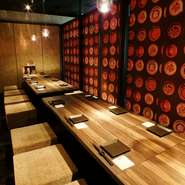 綺麗な店内には耳に心地よいジャズが流れ、リラックスした時間を過ごせます。食器にもこだわりあり。料理に合わせて素敵なお皿で供してくれるので必見です。