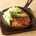 老若男女問わず、大好評な人気メニュー。シェフが一から丁寧に調理してくれ、外はカリッと中はジューシーな仕上がりになっています。口中にジュワッと肉の旨味が広がり、いつもとは違う特別な味わいです。