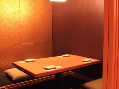 2人きりの個室でロマンティックなディナーデート