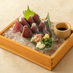 強火で炙り、旨味を閉じ込めました。4種の香味薬味と、キレのあるポン酢でさっぱりとお召し上がりください。