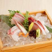 全国各地から直送された、魚介類を木箱の中に美しく並べています。旬の魚介を使うため、鮮魚の種類は替わり、豪華な盛り合わせです。