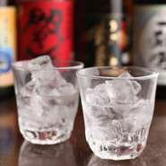 飲み放題は「50種類以上のスタンダード」と「100種類以上のプレミアム」をご用意。 日本酒は辛口のものや、すっきりとした味わいの一本など、豊富な品からお客様にぴったりの一杯がきっと見つかります。