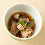 ほろ苦い⽢さと⻘リンゴのようなフルーティさ。
特有の潮気があり海を感じられる味わい。