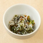 苦味が抜けて甘くなったピーマンとじゃこ、かつお節で旨味たっぷりのきんぴら。