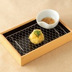 夏のごちそうハモ。大葉と梅肉玉葱ソースで爽やかに。