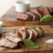 「マンガリッツァ豚」は、ハンガリーの希少品種。その美味しさは「イベリコ豚」に並ぶともされています。甘くとろけるような脂が特徴です。