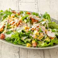 チーズとベーコンのシーザーサラダ