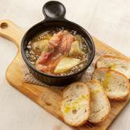 明太子とポテトのアヒージョ　バゲット添え