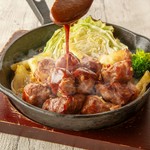 チーズ入りのとろける味わいのオムレツ。うにソースにうにやイクラをトッピングして贅沢な逸品。