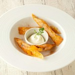 濃厚なうにクリームソースに、贅沢にうにとイクラをのせました。卵黄を全体に絡めてお召し上がり下さい。