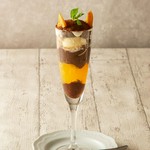 濃厚みるくプリンに自家製のいちごソースをかけました。