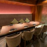 間接照明が効果的に使われたおしゃれな店内は、しっとりと大人が夜を満喫できる空間。街中の喧騒から逃れ、日頃の疲れを忘れてのんびりと寛ぐのにぴったりです。