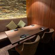 女性に大人気の落ち着いた空間はデートに最適です。雰囲気の良い店内のつくりとも相まって、2人の距離が近づくはず。ふとした仕草に心がときめき、2人の笑顔は絶えません。