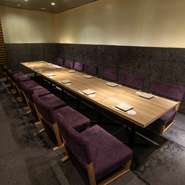 人数に合わせて使える和モダンな完全個室があり、4～24名まで個室で宴会ができます。掘りごたつとテーブル席があるので、お好みでどうぞ。
店内を流れる水のせせらぎを聴きながらゆっくりお楽しみください。
