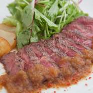 和牛の希少部位・みすじ肉を使った、柔らかくてジューシーなステーキ。良質な肉ならではの美味しさを堪能できます。オリジナルのオニオンソースでどうぞ。