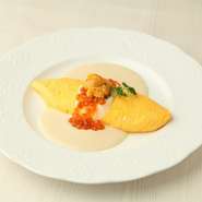 ふわふわでジューシーな、チーズが入ったコクのあるオムレツ。雲丹といくらが贅沢にトッピングされており、和洋折衷な盛り付けで、目でも楽しませてくれます。