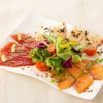 甘いトマトにとろーりモッツァレラチーズ。バジルソースと共に。