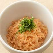 一皿の上で、贅の限りを尽くしている『雲丹・いくら・蟹のこぼれ寿司』