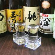 こだわりの詰まった焼酎は飲み放題でもお楽しみ頂けます。旬材を使用した料理をさらに美味しく楽しめる飲み物も種類豊富にご用意。ボトル提供も有！上質なお酒と逸品料理でごゆっくりお過ごし下さいませ。