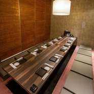 綺麗な店内には耳に心地よいジャズが流れ、リラックスした時間を過ごせます。食器にもこだわりあり。料理に合わせて素敵なお皿で供してくれるので必見です。
