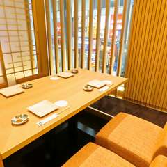 上品にまとめられた個室を2人だけのデートで利用