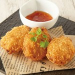 ナンプラーを入れたぷりぷりの海老すり身を、食感の良いレンコンと共にパン粉を付けてサクッと揚げました。スイートチリソースに付けてお召し上がりください。