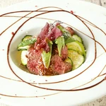 黒毛和牛のもも肉を使用。コクがあるソースは玉葱の甘みとマスタードの風味が絶妙なバランス。