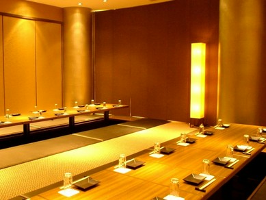 バリエーション豊富な料理を囲んで盛り上がる歓送迎会