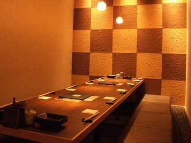 2人きりの個室でロマンティックなディナーデート