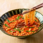 さつまいもの澱粉から作ったタンミョンを使用。ニンニク入り旨辛スープが後を引くオリジナルの一杯。〆にどうぞ。