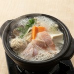 鶏肉、軟骨入りつくね、白身魚も入ったお鍋。あっさりなのに濃厚な白湯仕立てのお鍋です。