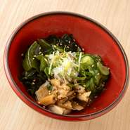 肉厚で、歯ごたえがしっかりしているわかめと旨味たっぷりの穴子を合わせました。