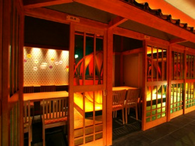 優雅な個室で季節の鍋を味わう。飲み放題付き宴会コース4400円〜