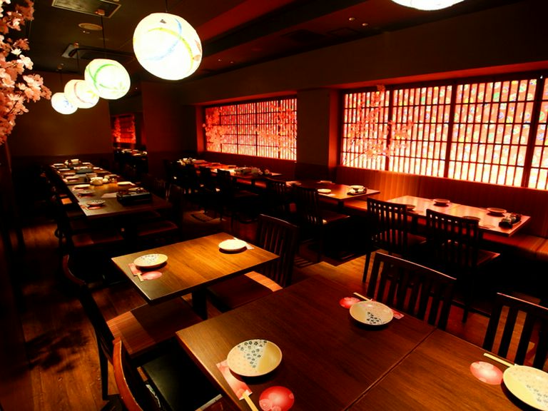 最多44名まで対応!幻想的な店内で非日常を楽しむ宴会