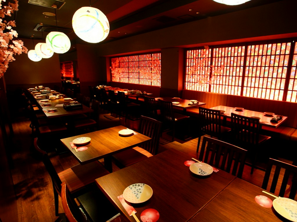 最多44名まで対応！幻想的な店内で非日常を楽しむ宴会