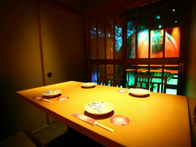 手まり型個室4部屋、格子戸付き完全個室12部屋あり