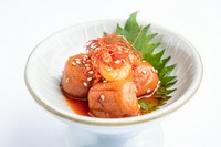 梅干しの酸味とキムチの辛さがやみつきになる逸品です。