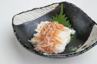 鮫軟骨と梅肉を和えた梅水晶は長芋との相性抜群です。