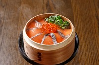 醤油麹に付け込んだサーモンの深い味わいといくらのハーモニーをご堪能ください。