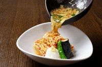 もちもちとした食感の生麩を見た目もかわいい5色のあられで揚げました。熱々のあんかけとともにお召し上がりください。