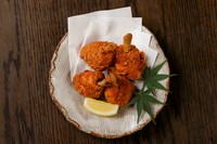 手羽元を食べやすいチューリップの形にし、数種のスパイスでから揚げにしました。