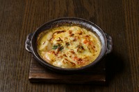 隠し味に西京味噌を入れた自家製のベースに相性の良い海老と里芋を入れグラタン風に仕上げました。