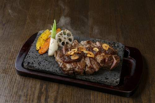 ボリューミーな肉料理も